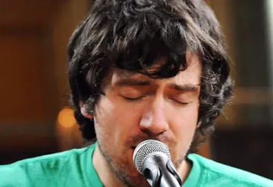 Vocalista do Snow Patrol anuncia dois novos projetos musicais, músicos do Belle & Sebastian e REM são convidados