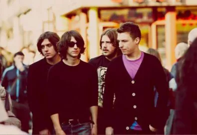 Ouça uma música nova dos Arctic Monkeys, "Brick by Brick", com vídeo 