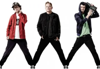 Bernard Sumner e membros do Hot Chip em música para a Converse