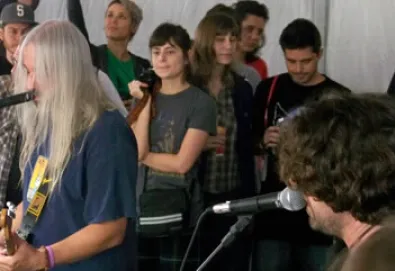 Vídeo: Dinosaur Jr. ao vivo em praça da Avenida Paulista