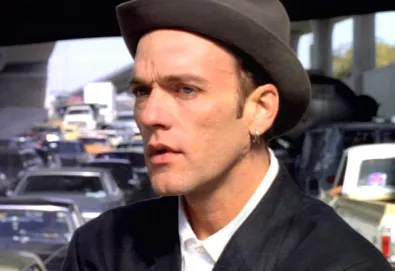 A música "Everybody Hurts" do R.E.M. é que mais faz os homens chorarem, de acordo com votação