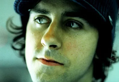 Paul Smith, vocalista do Maximo Park, em carreira solo