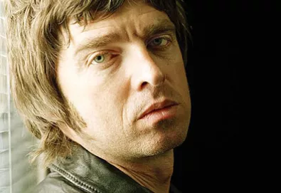 Noel Gallagher anuncia a sua saída do Oasis após briga com irmão Liam