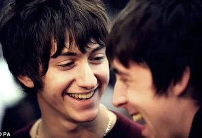 Arctic Monkeys e Miles Kane juntos no novo single da banda de Sheffield