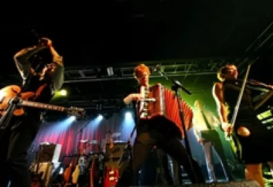 Arcade Fire faz versões de Cyndi Lauper, Stones e Blondie em show surpresa no Haiti