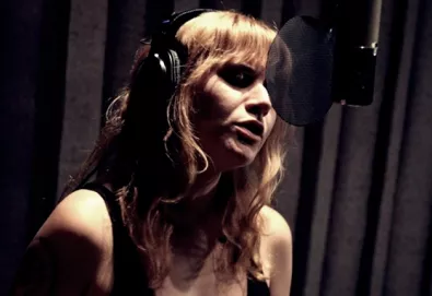 Drew Barrymore dirige novo vídeo do Best Coast; assista "Our Deal"