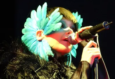 Bjork divulga trechos de novo single; ouça aqui "Crystalline"