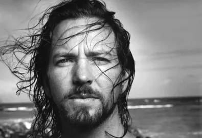 Eddie Vedder fala sobre disco novo do Pearl Jam e trabalho solo; veja também o vídeo de "Can't Keep"
