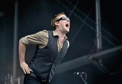 Kaiser Chiefs critica "as pessoas estúpidas e cruéis que usam Twitter" em novo single