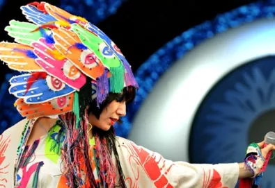 Karen O, vocalista do Yeah Yeah Yeahs, produz "psycho opera"