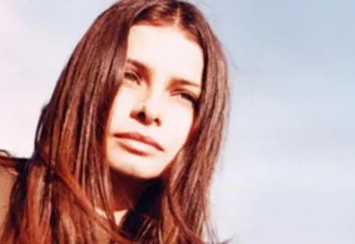 Ouça as duas novas músicas do Mazzy Star - "Common Burn" e "Lay Myself Down"