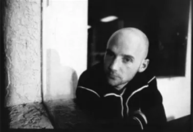 Moby retorna com "Destroyed"; ouça o novo single "The Day"
