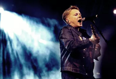 Prestes a desembarcar no Brasil, New Order retorna aos palcos europeus; confira o setlist