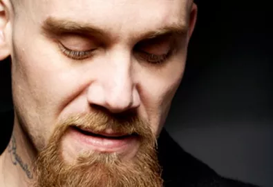 Nick Oliveri, ex-baixista do Queens Of The Stone Age, foi preso por violência doméstica