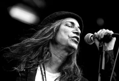 Patti Smith repassa sua carreira em "Outside Society"; nova coletânea será lançada em CD e vinil duplo