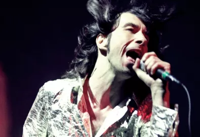 Primal Scream lançará disco ao vivo junto com MC5; confira a capa e o tracklist de "Black To Comm..."