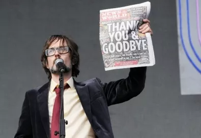 Líder do Pulp ironiza fechamento do tablóide News of the World