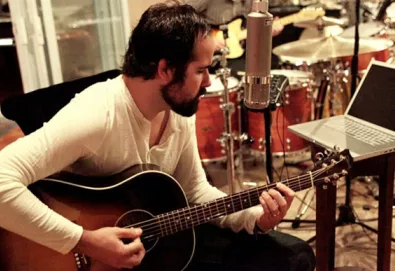 Baterista do The Killers disponibiliza novo single; ouça aqui "Getaways"
