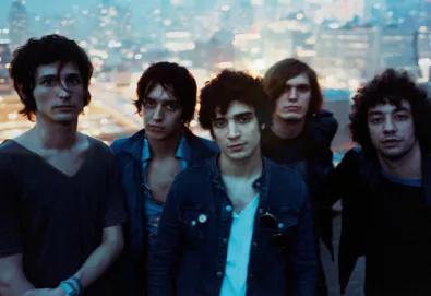 Strokes ultrapassa Oasis em votação por melhor música "indie" de todos os tempos; vote aqui