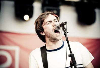 Novo vídeo do The Vaccines proibido para menores de 12 anos; assista "All In White"