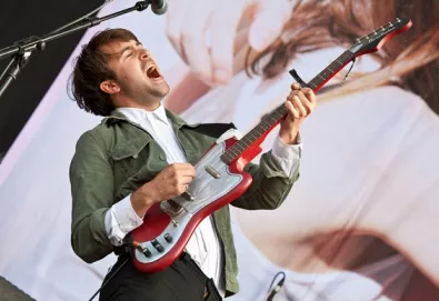 Ouça a nova música do The Vaccines; faixa foi produzida pelo guitarrista dos Strokes