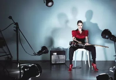 Anna Calvi faz versão de "Wolf Like Me" do TV On The Radio