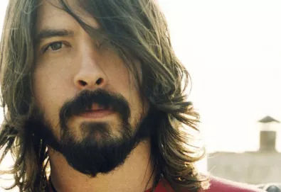 Líder do Foo Fighters elogia Adele e toca bateria com o Cage The Elephant