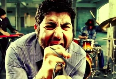 Baixista do Deftones começa a sair do estado de coma