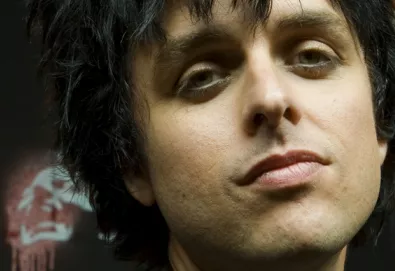 "Será que esta é a primeira vez que estamos cantando sobre f*der?", diz Green Day sobre novo disco