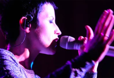 The Cranberries faz versão de clássico dos Smiths; ouça "There's a Light That Never Goes Out"