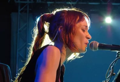 Fiona Apple homenageia Paul McCartney em programa de TV; assista aqui