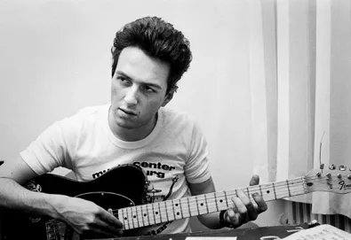 Coletânea resgata material de Joe Strummer & The Mescaleros