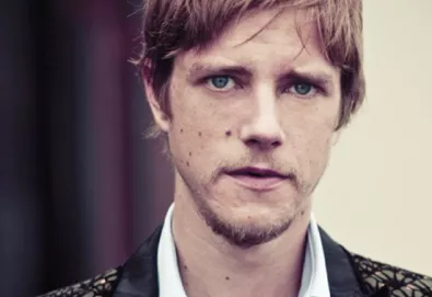 Líder do Interpol lança novo single de sua carreira solo; ouça "Summertime Is Coming"