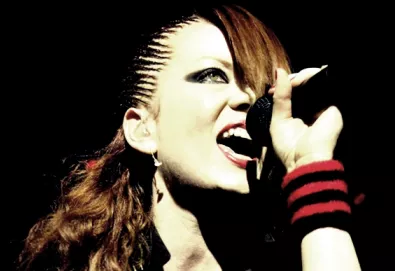 Vocalista do Garbage interrompe show e expulsa homem que agrediu mulher
