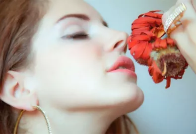 Lana Del Rey faz versão de "Chelsea Hotel #2" de Leonard Cohen; veja aqui