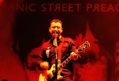 Manic Street Preachers retorna em setembro com "Rewind The Film"; veja o novo vídeo