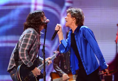Dave Grohl toca "Bitch" com os Rolling Stones