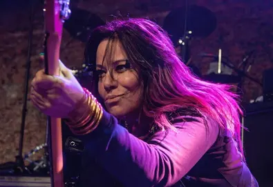 Morre Jennifer Finch, baixista do L7, aos 59 anos