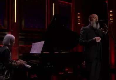 Michael Stipe interpreta "The Man Who Sold The World", de Bowie, no programa de Jimmy Fallon