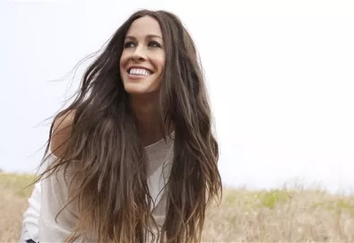 Alanis Morissette anuncia edição comemorativa de "Jagged Little Pill"