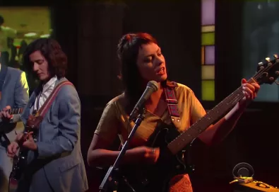 Angel Olsen apresenta "Shut Up Kiss Me" em programa de tv