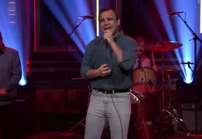 Future Islands apresenta "Ran" no "The Tonight Show Starring Jimmy Fallon"