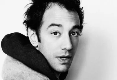 Guitarrista do Strokes divulga nova faixa de seu trabalho solo