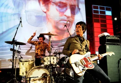 Johnny Marr e Andy Rourke, ex-Smiths, juntos no palco