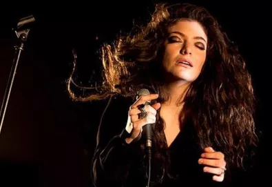 Lorde faz versão de James Blake; veja aqui