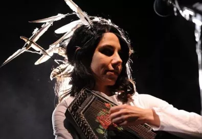 PJ Harvey divulga música em apoio a prisioneiro de Guantánamo