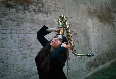 PJ Harvey lança clipe de "The Community Of Hope"