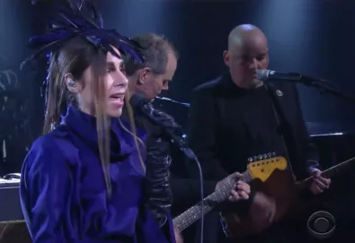 PJ Harvey interpreta "The Community of Hope" no "The Late Show with Stephen Colbert"