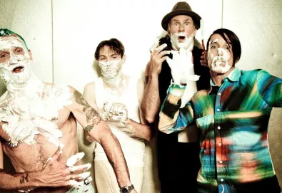 Red Hot Chili Peppers compartilha uma nova música - "We Turn Red" - do novo álbum