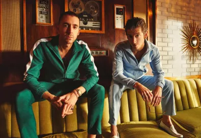 Last Shadow Puppets dá continuidade ao video de "Everything You've Come to Expect" em "Aviation"